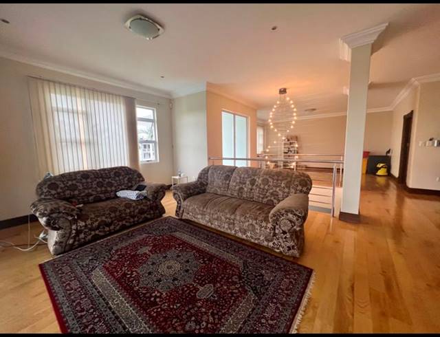 6 BEDROOM HOUSE FOR SALE IN LA LUCIA